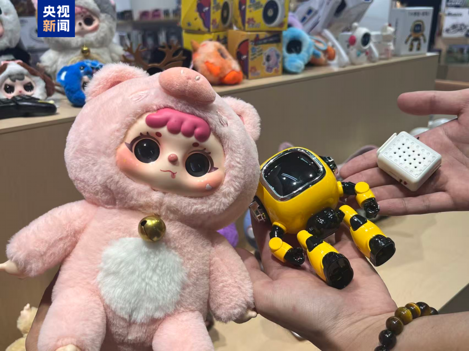 跨境选品中心展示的 AI 玩具及配件,海外用户使用时调用汕头算力(图源:央视网)