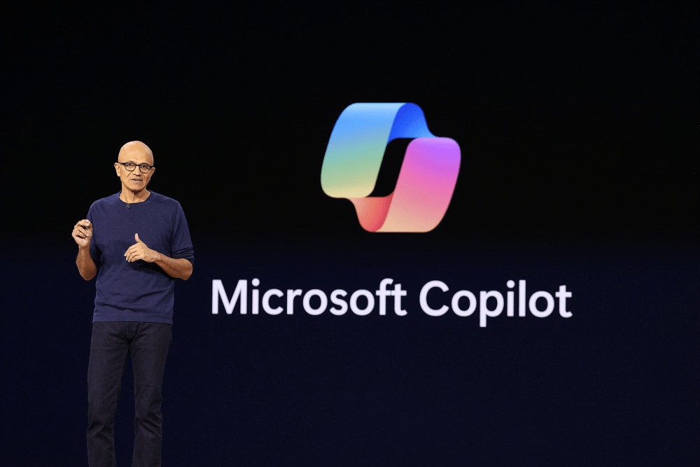 Satya Nadella 在 Microsoft Ignite 2023 舞台上。图源：Dan DeLong，经 TechCrunch 发布